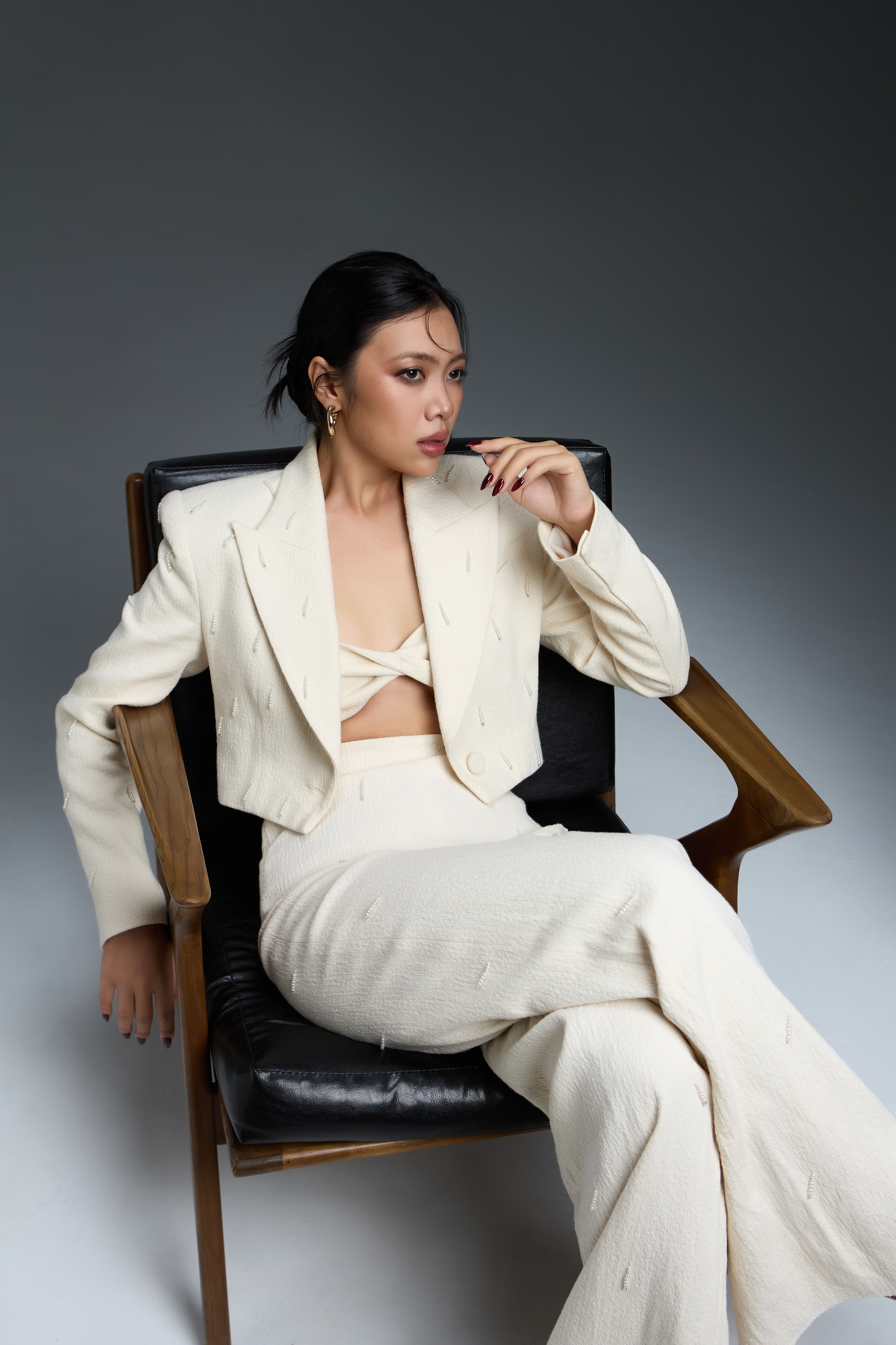 Diễn viên trẻ Thiên Thư cùng những 'cú xoay' vòng đời và vòng nghề