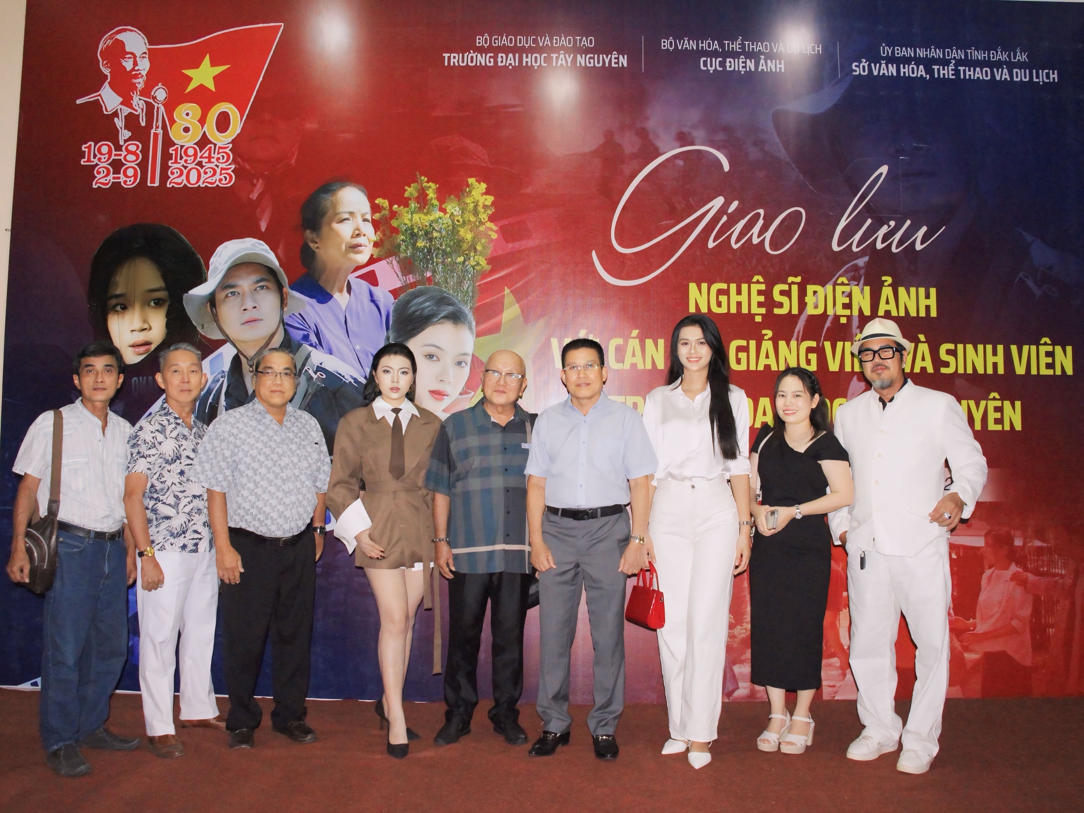 Diễn viên trẻ Thiên Thư cùng những 'cú xoay' vòng đời và vòng nghề