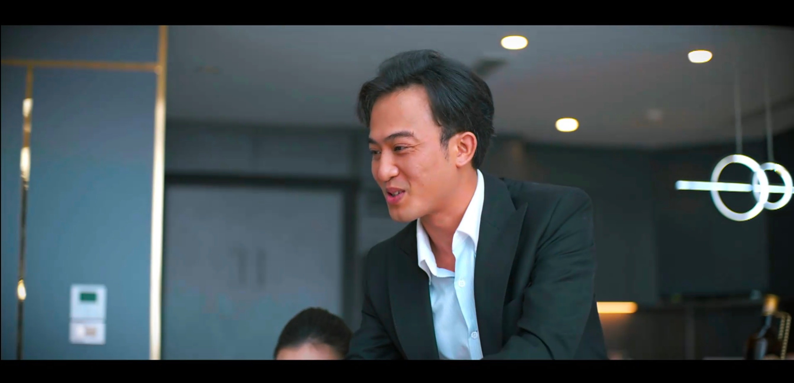 Luộm thuộm nhưng thuyết phục: Vai diễn tổng tài gây tranh cãi của Doãn Quốc Đam