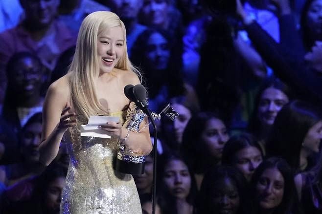 Rosé (BlackPink) thực hiện được ước mơ dang dở của BTS