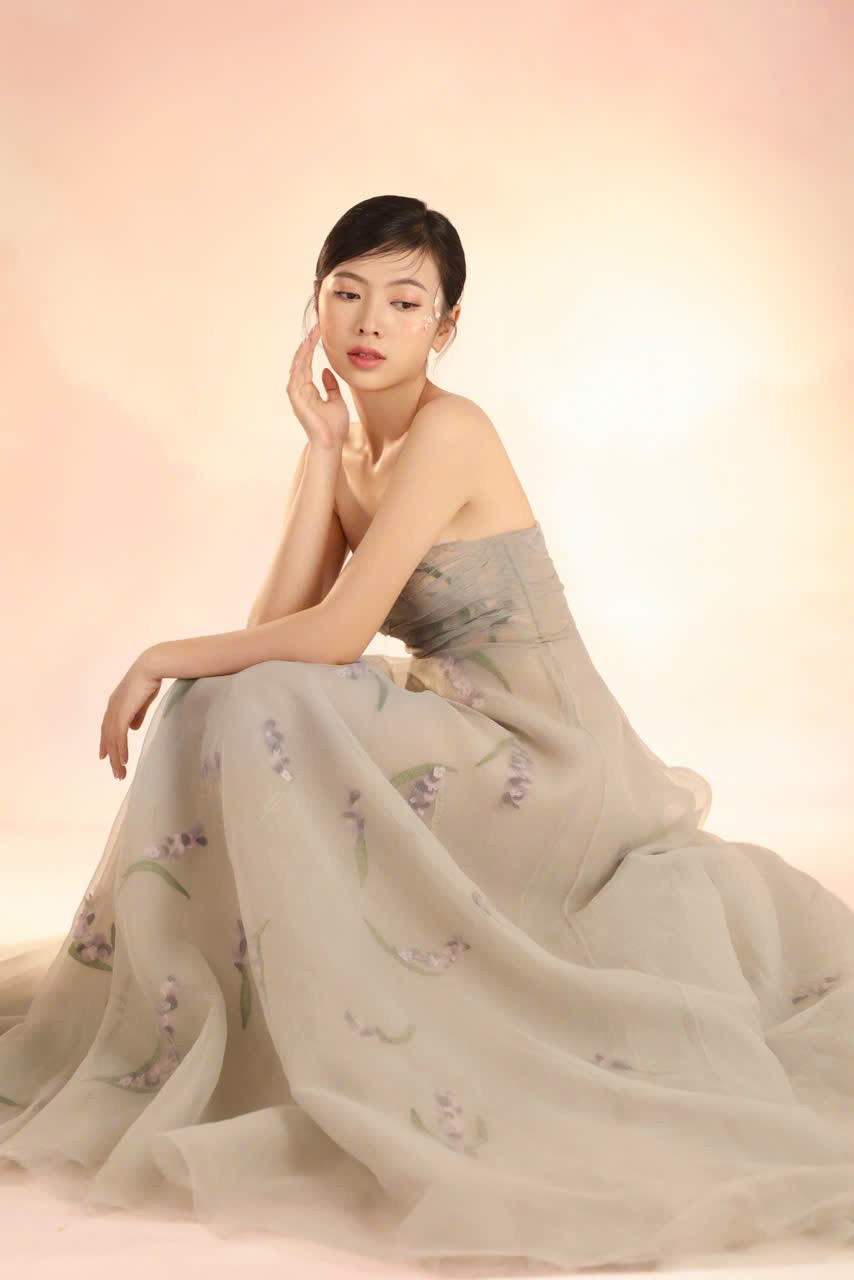 Diễn viên trẻ Thiên Thư cùng những 'cú xoay' vòng đời và vòng nghề