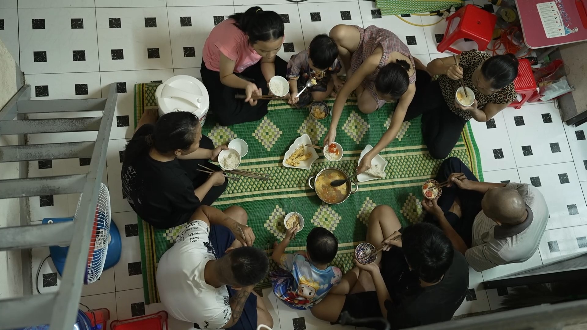 'Mái ấm gia đình Việt': MC Thanh Thảo, B Trần và Hà Myo chạnh lòng trước cảnh cô bé mất cha, gia đình mỗi người một nơi vì hoàn cảnh thiếu thốn