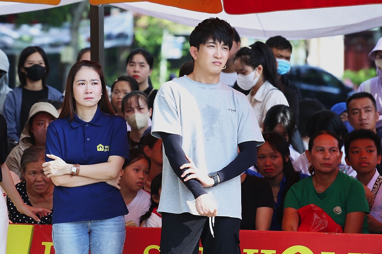 'Mái ấm gia đình Việt': MC Thanh Thảo, B Trần và Hà Myo chạnh lòng trước cảnh cô bé mất cha, gia đình mỗi người một nơi vì hoàn cảnh thiếu thốn