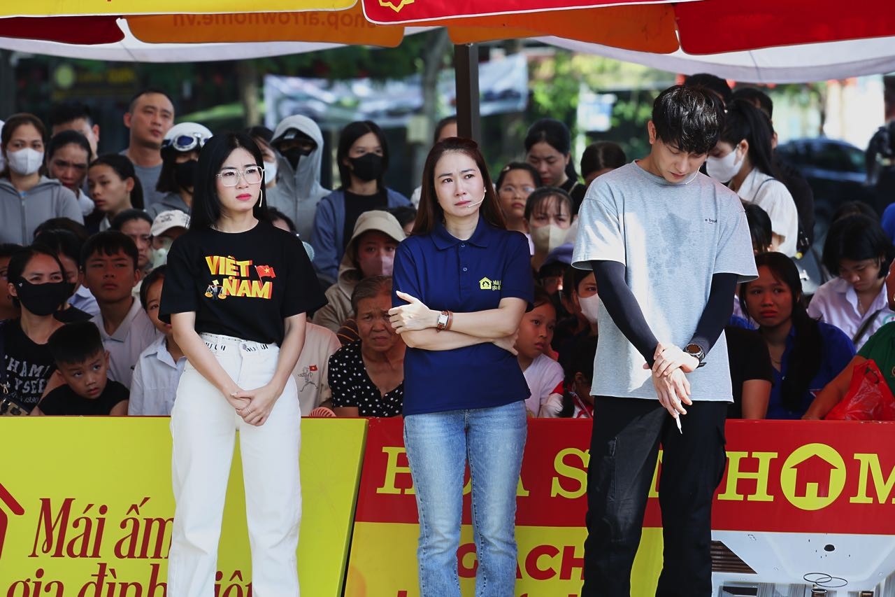 'Mái ấm gia đình Việt': MC Thanh Thảo, B Trần và Hà Myo chạnh lòng trước cảnh cô bé mất cha, gia đình mỗi người một nơi vì hoàn cảnh thiếu thốn