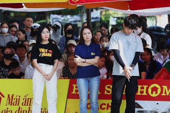 'Mái ấm gia đình Việt': MC Thanh Thảo, B Trần và Hà Myo chạnh lòng trước cảnh cô bé mất cha, gia đình mỗi người một nơi vì hoàn cảnh thiếu thốn