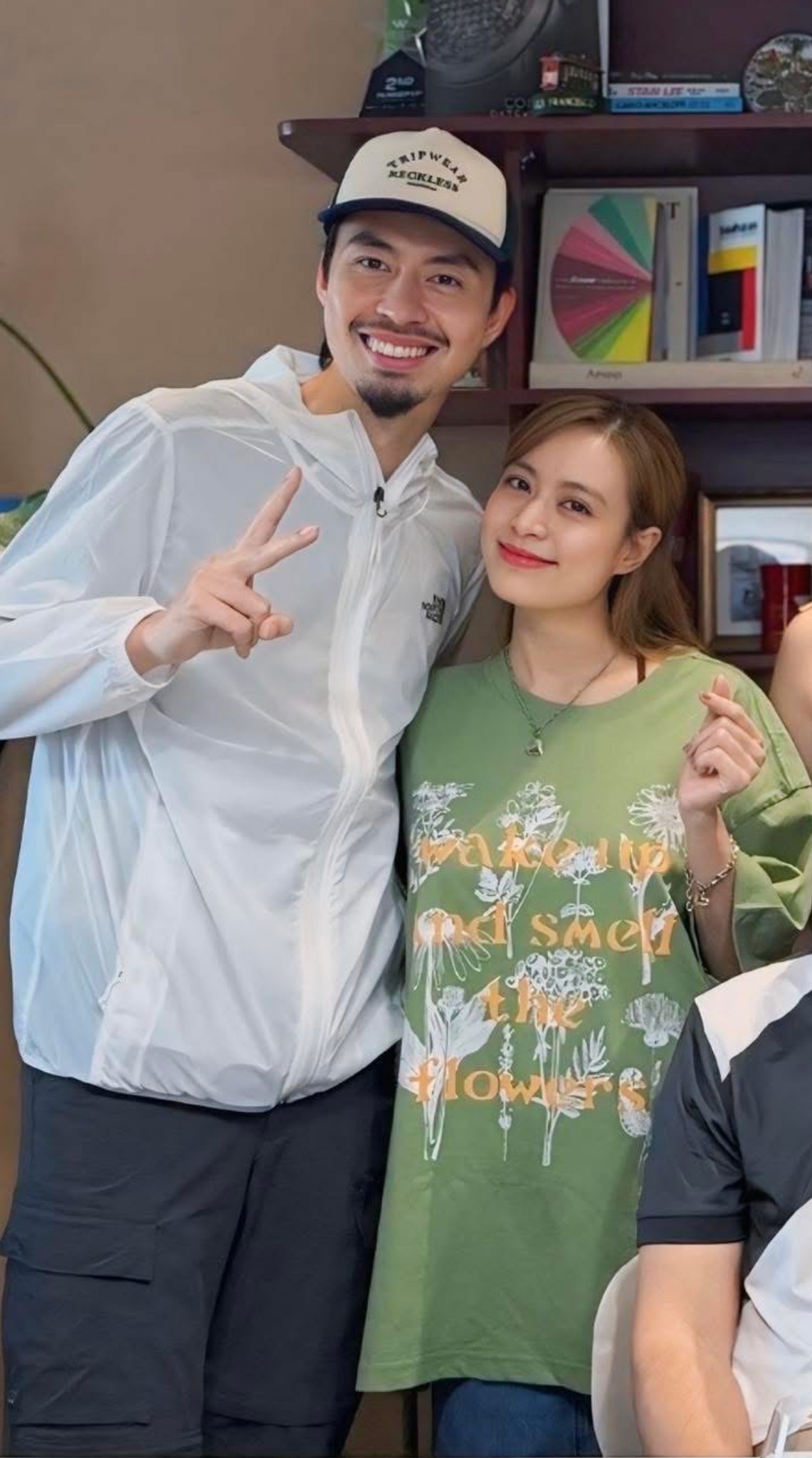 Chụp ảnh cùng hội bạn thân, Hoàng Thùy Linh và Đen Vâu để lộ bằng chứng hẹn hò ?