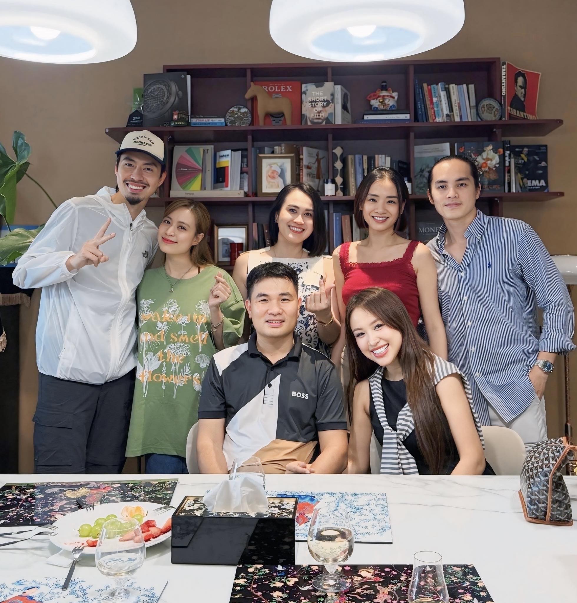 Chụp ảnh cùng hội bạn thân, Hoàng Thùy Linh và Đen Vâu để lộ bằng chứng hẹn hò ?