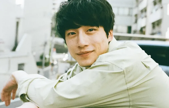 Bạn diễn của Lisa (BlackPink) vướng bê bối tình tay ba, 'lời nguyền Prada' là có thật?