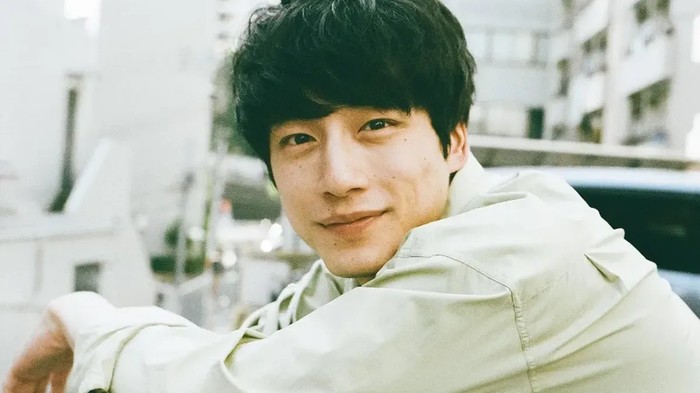 Bạn diễn của Lisa (BlackPink) vướng bê bối tình tay ba, 'lời nguyền Prada' là có thật?