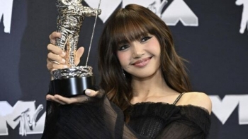 Hành động mới của Lisa (BlackPink) gây phản ứng trái chiều