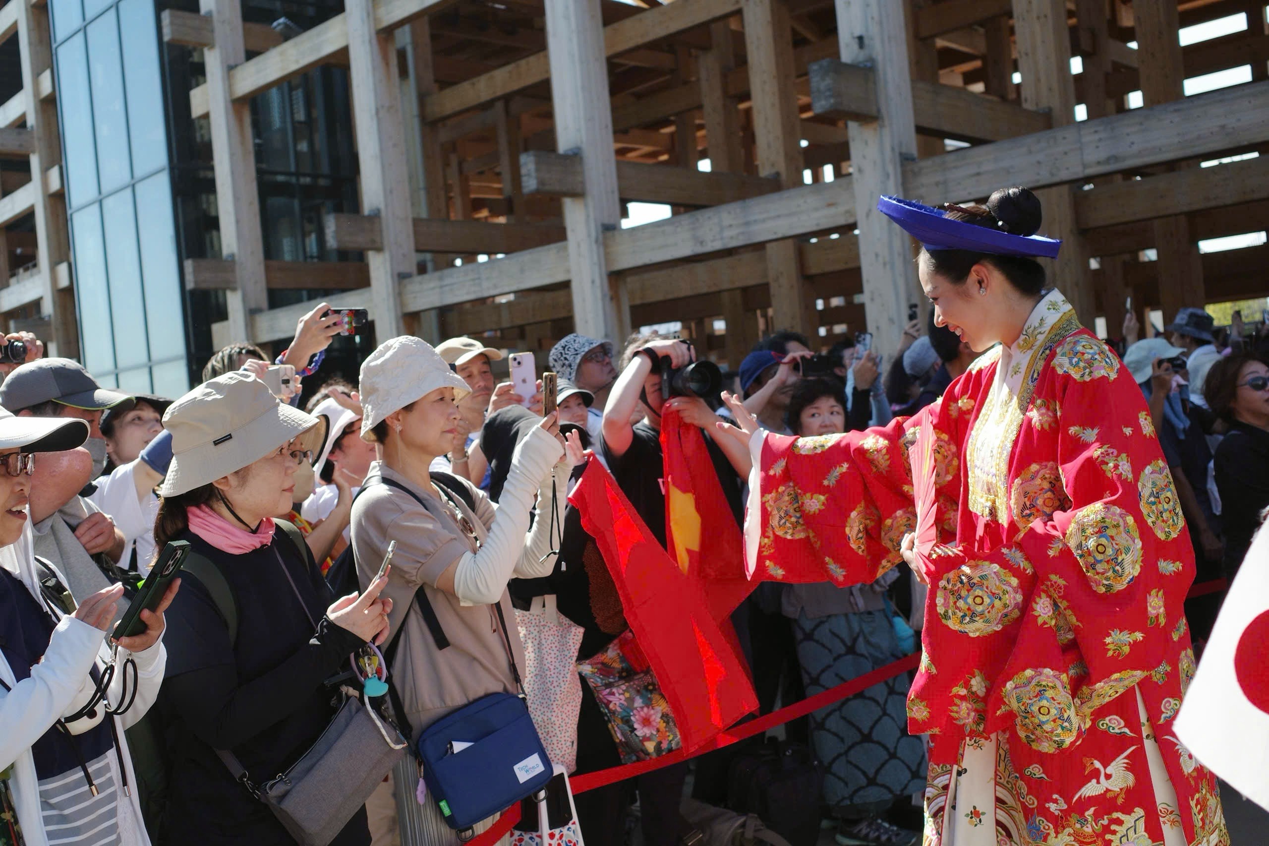 Hoa hậu Thanh Thủy đón tiếp Công chúa Nhật Bản, diễu hành tại Osaka Expo 2025