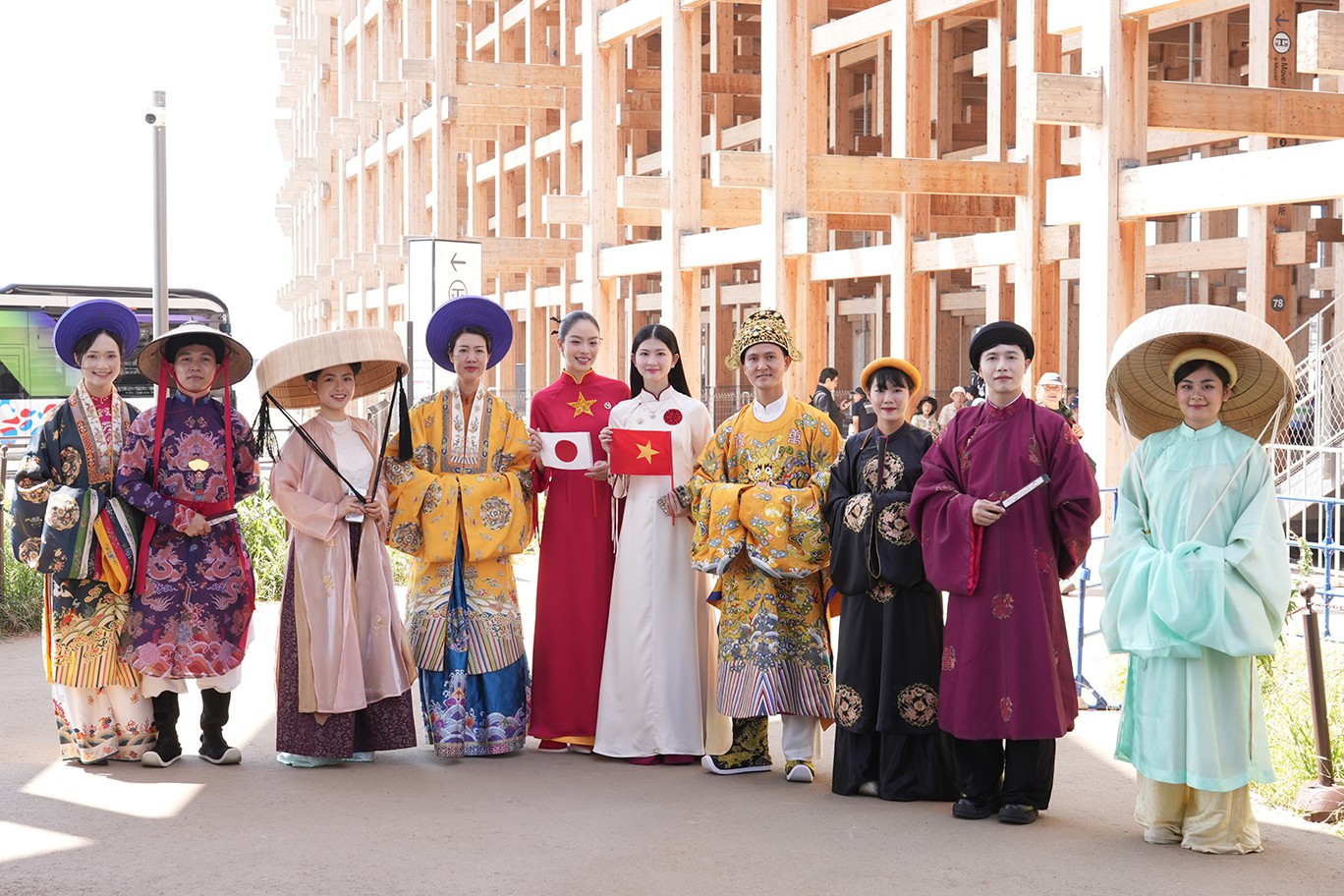 Hoa hậu Thanh Thủy đón tiếp Công chúa Nhật Bản, diễu hành tại Osaka Expo 2025