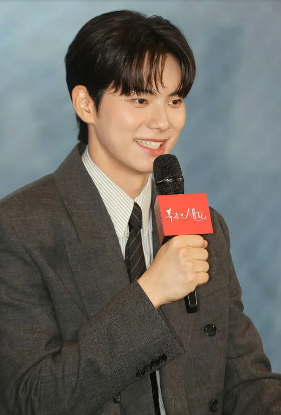 Lee Chae Min 'nổi như cồn' nhờ 'Bon Appetit, Your Majesty', được kỳ vọng trở thành 'Byun Woo Seok thứ hai'