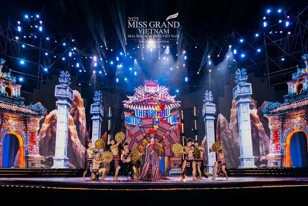 Hoa hậu Quế Anh trình diễn trang phục 'Châu Ro cầu mùa' của NTK Ngọc Trang tại 'Miss Grand Vietnam 2025'