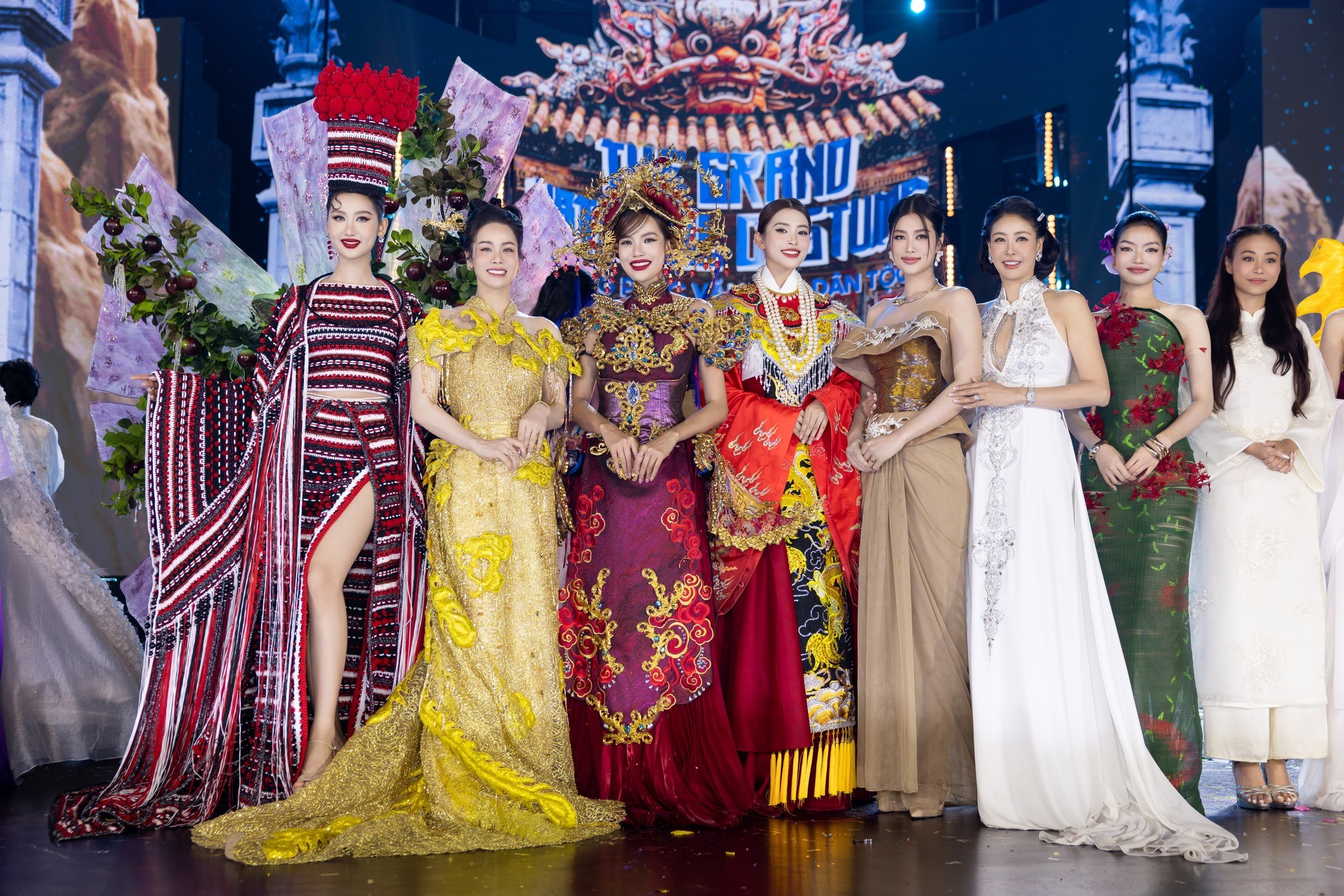 Hoa hậu Quế Anh trình diễn trang phục 'Châu Ro cầu mùa' của NTK Ngọc Trang tại 'Miss Grand Vietnam 2025'