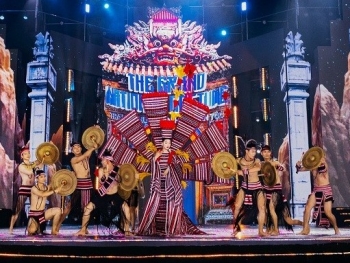 Hoa hậu Quế Anh trình diễn trang phục 'Châu Ro cầu mùa' của NTK Ngọc Trang tại 'Miss Grand Vietnam 2025'