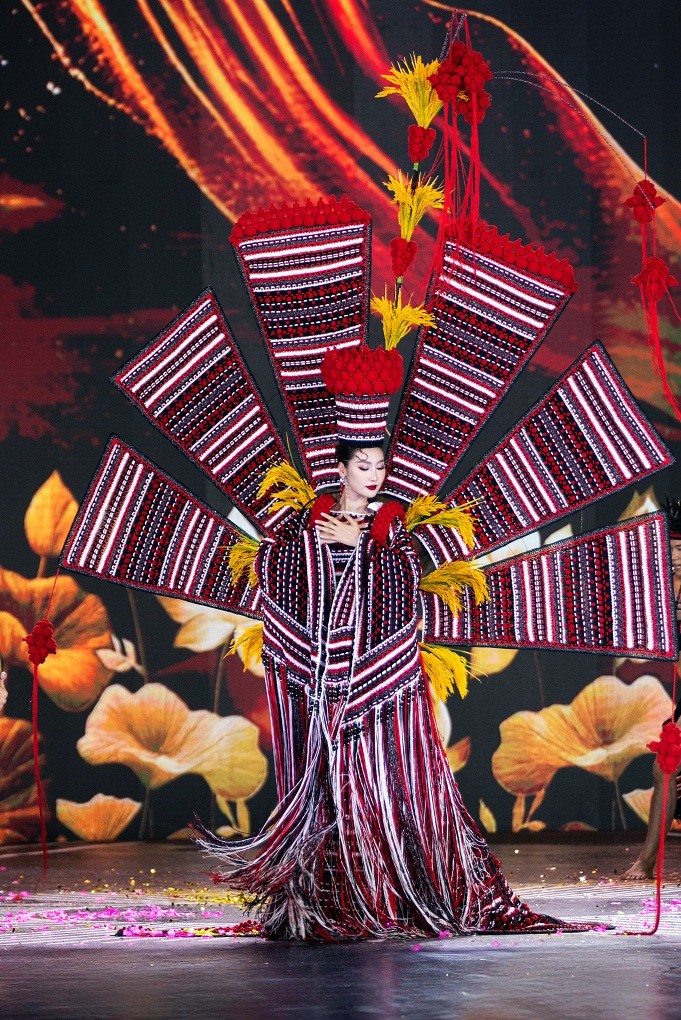 Hoa hậu Quế Anh trình diễn trang phục 'Châu Ro cầu mùa' của NTK Ngọc Trang tại 'Miss Grand Vietnam 2025'