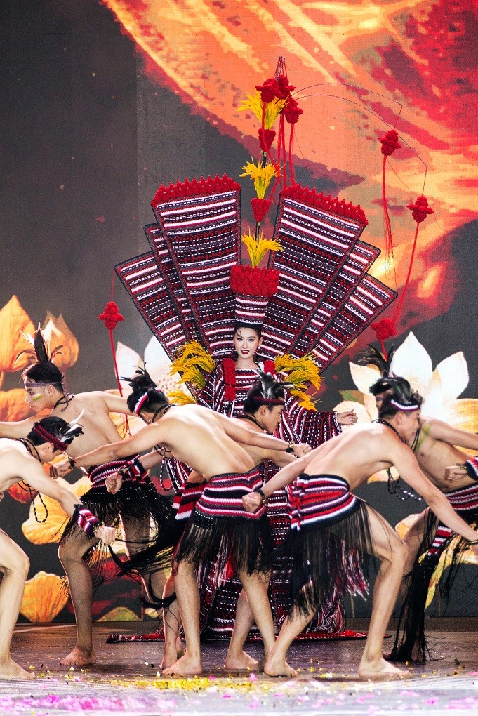 Hoa hậu Quế Anh trình diễn trang phục 'Châu Ro cầu mùa' của NTK Ngọc Trang tại 'Miss Grand Vietnam 2025'