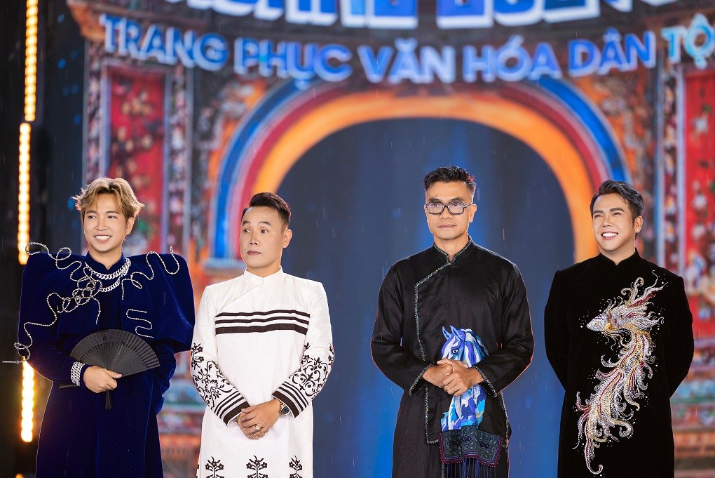 Hoa hậu Quế Anh trình diễn trang phục 'Châu Ro cầu mùa' của NTK Ngọc Trang tại 'Miss Grand Vietnam 2025'