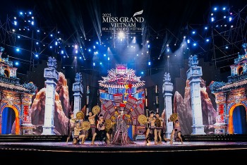 Hoa hậu Quế Anh trình diễn trang phục 'Châu Ro cầu mùa' của NTK Ngọc Trang tại 'Miss Grand Vietnam 2025'