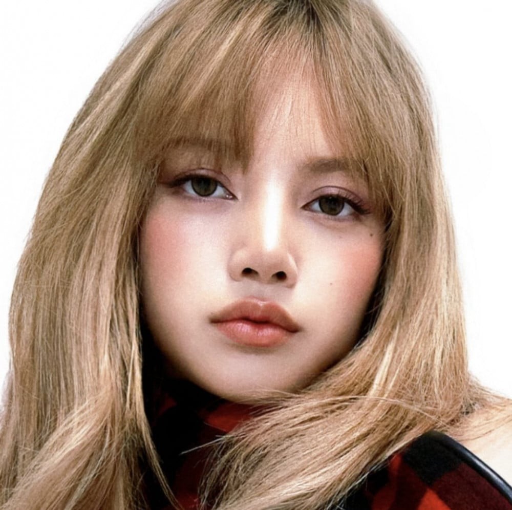 Lisa (BlackPink) 'Hàn hóa', netizen khen 'đẹp như thiên thần'