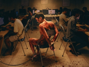 Tung first look trần trụi, 'Thiên đường máu' cảnh tỉnh về 'thế giới thiên đường'