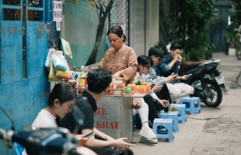 'Sớm tối tắt đèn có nhau', giá trị tình làng nghĩa xóm được tái hiện trong 'Cục vàng của ngoại'
