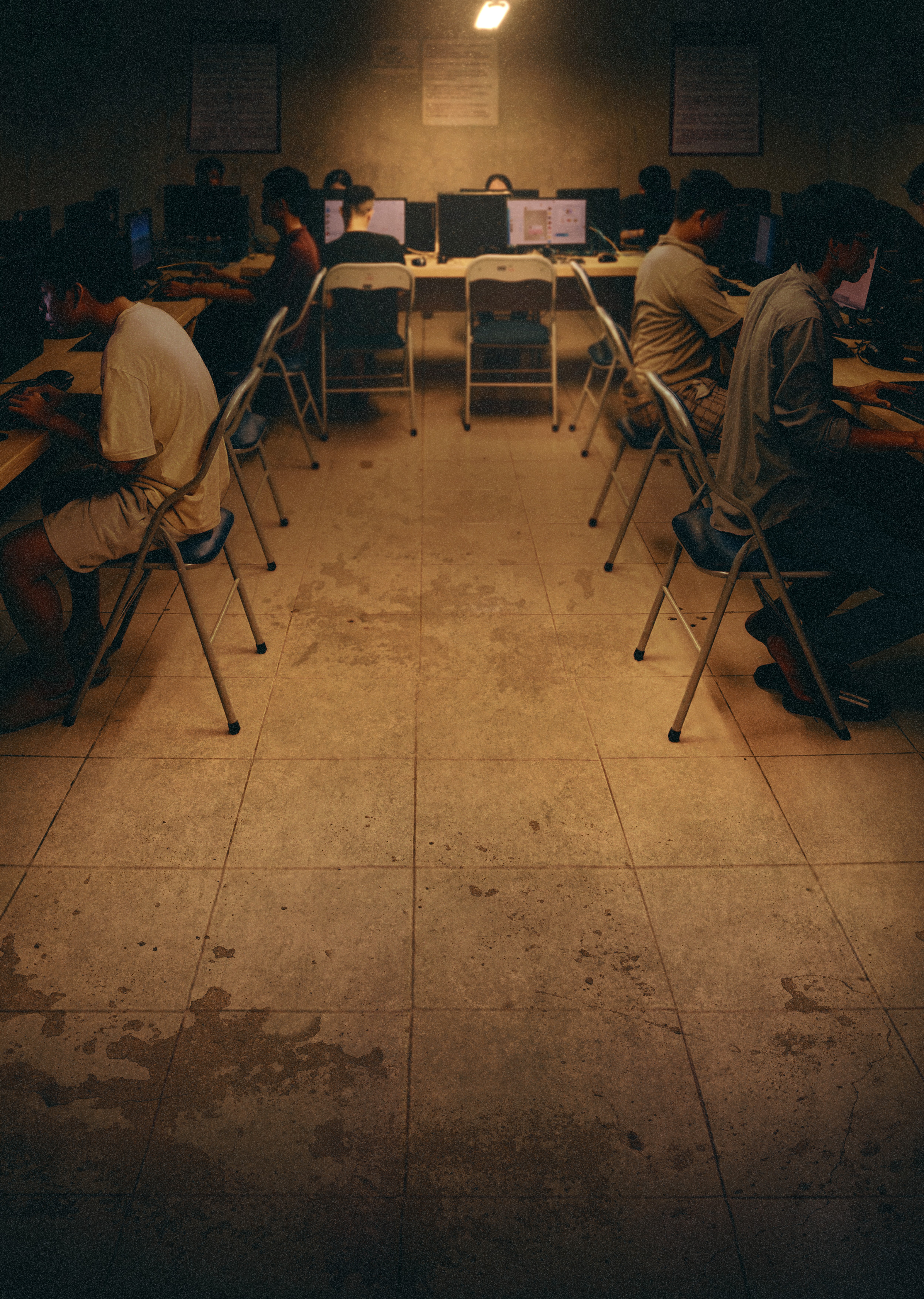 Tung first look trần trụi, 'Thiên đường máu' cảnh tỉnh về 'thế giới thiên đường'