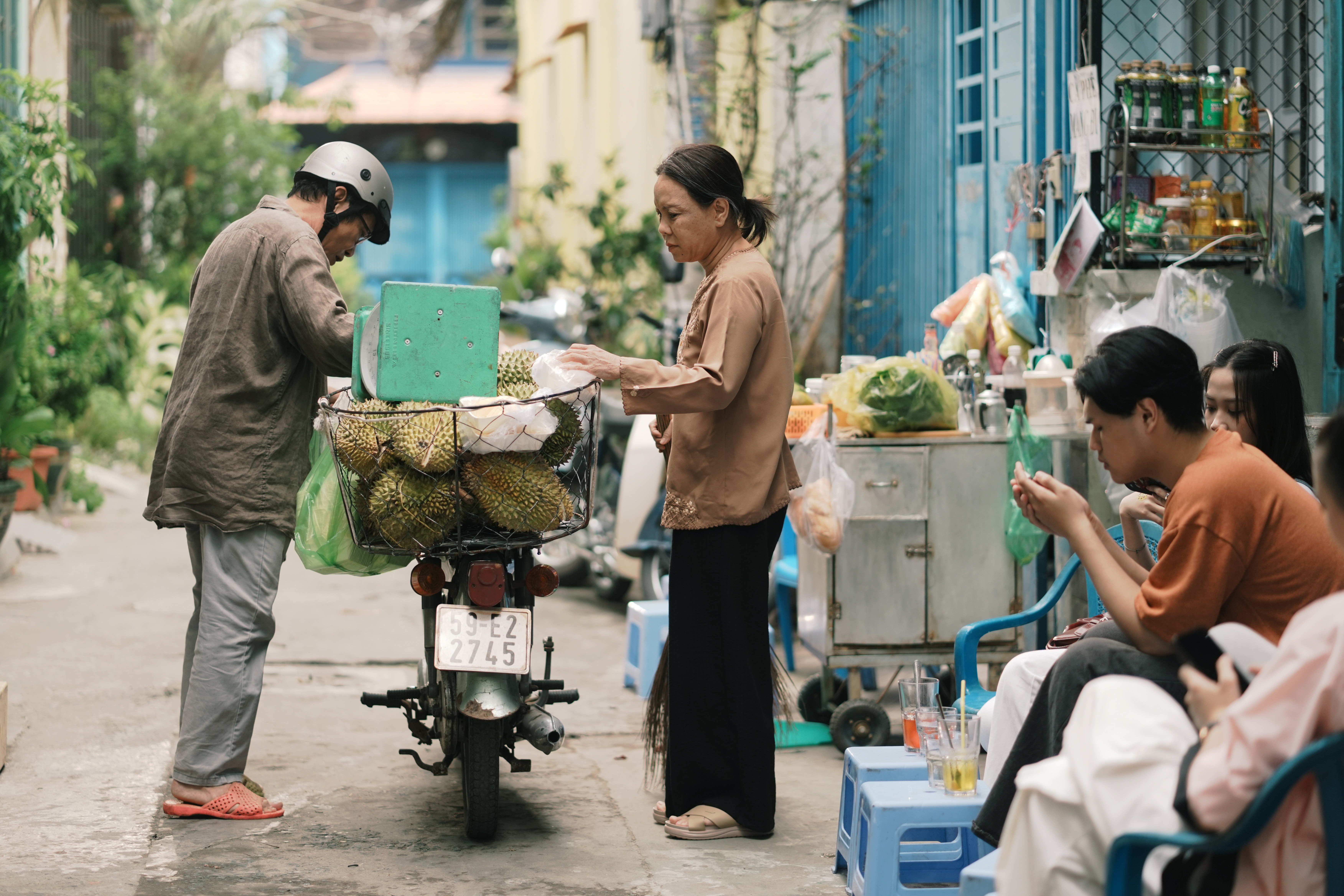 'Sớm tối tắt đèn có nhau', giá trị tình làng nghĩa xóm được tái hiện trong 'Cục vàng của ngoại'