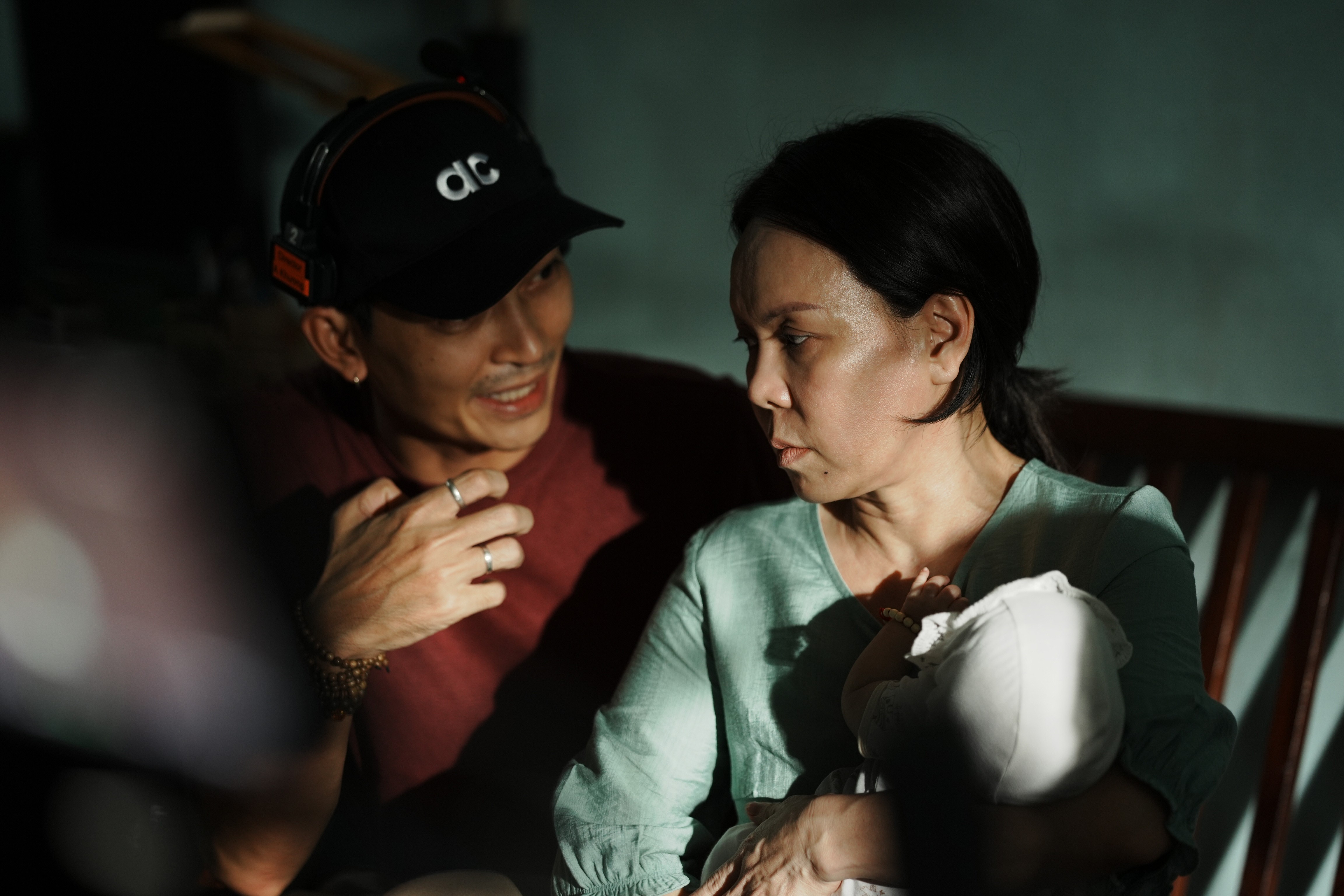 'Sớm tối tắt đèn có nhau', giá trị tình làng nghĩa xóm được tái hiện trong 'Cục vàng của ngoại'