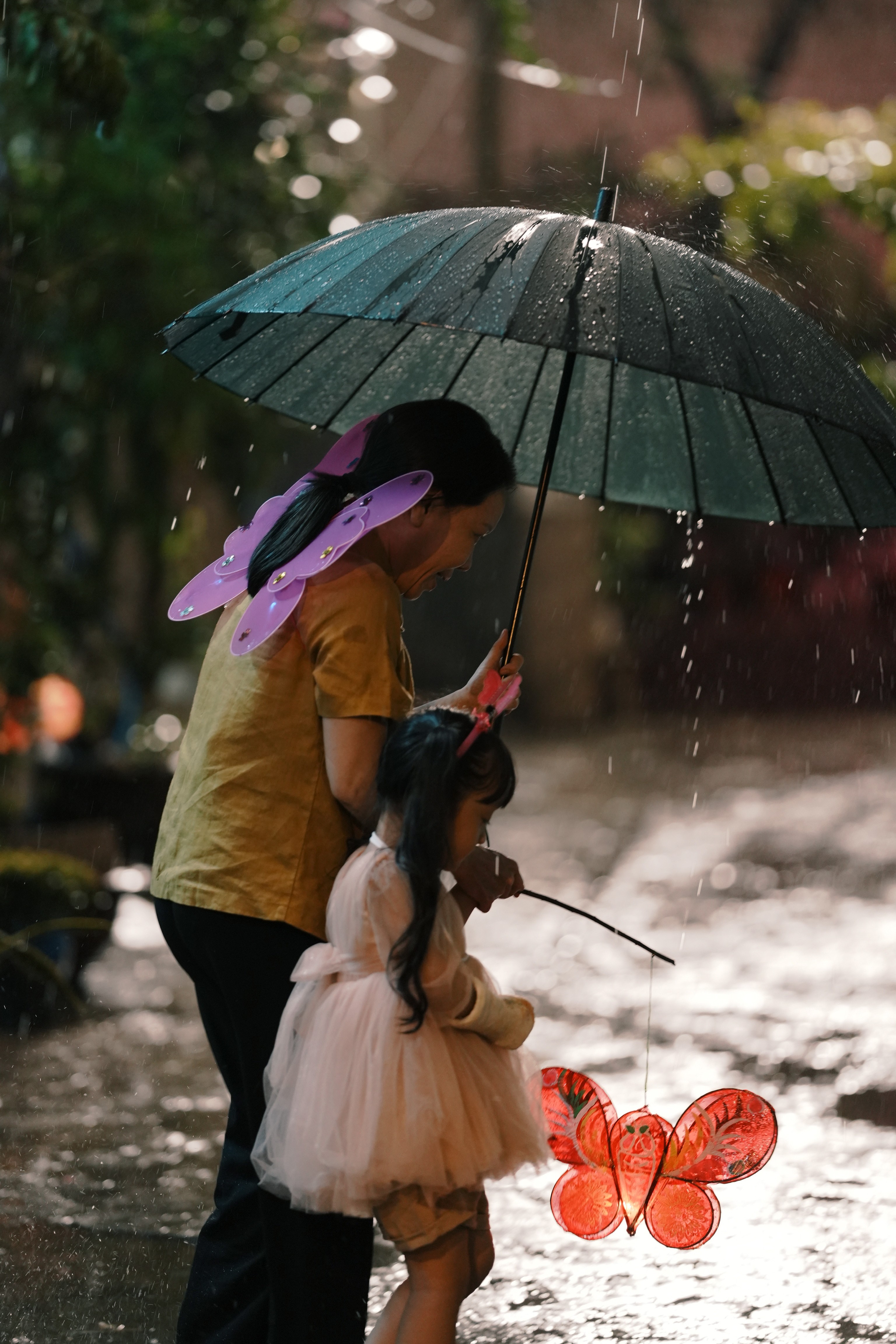 'Sớm tối tắt đèn có nhau', giá trị tình làng nghĩa xóm được tái hiện trong 'Cục vàng của ngoại'