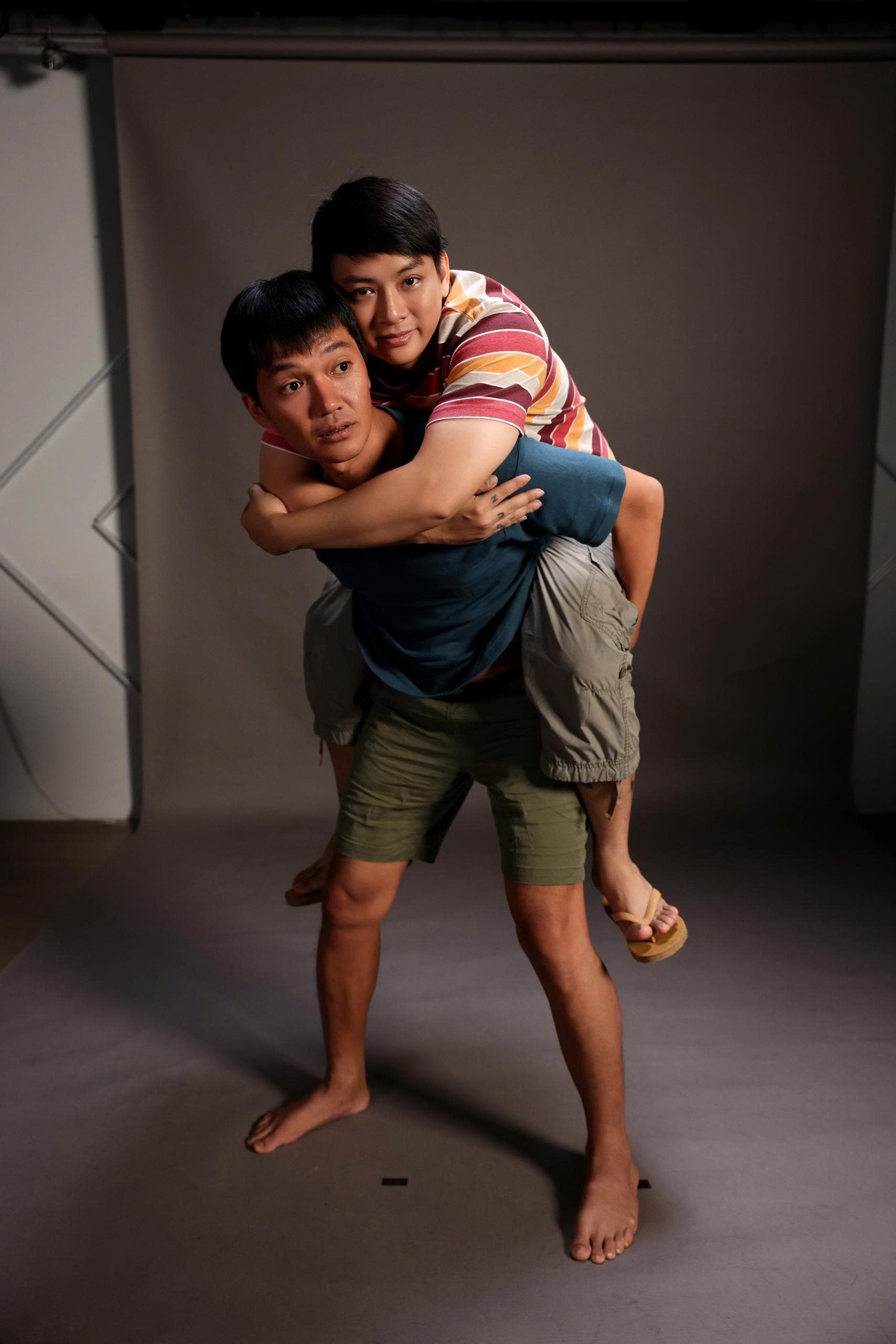 Tung first look trần trụi, 'Thiên đường máu' cảnh tỉnh về 'thế giới thiên đường'