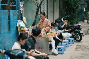 'Sớm tối tắt đèn có nhau', giá trị tình làng nghĩa xóm được tái hiện trong 'Cục vàng của ngoại'