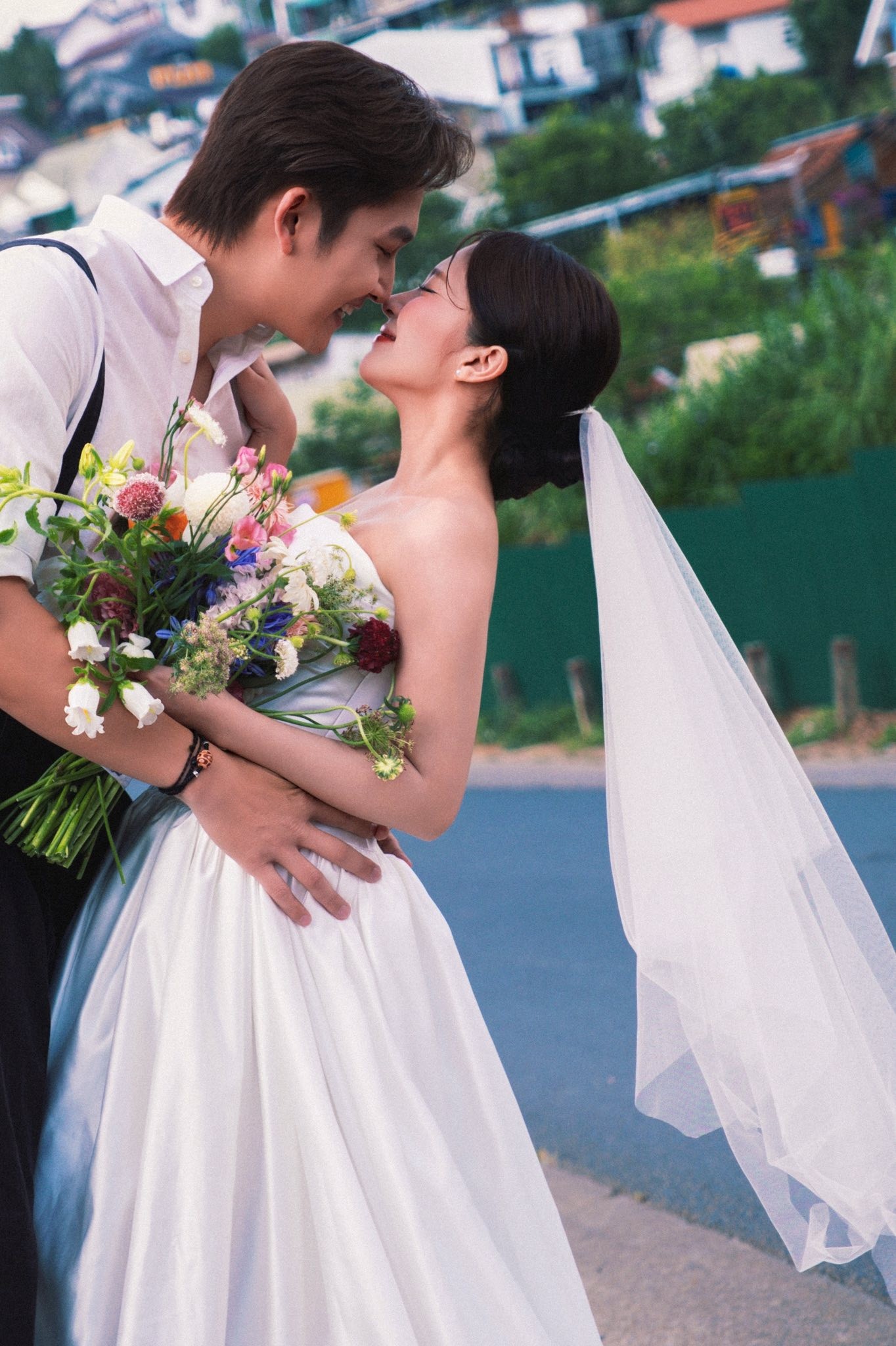 Đình Tú - Ngọc Huyền: Chuyện tình màn ảnh đi đến đám cưới cổ tích ngoài đời thực