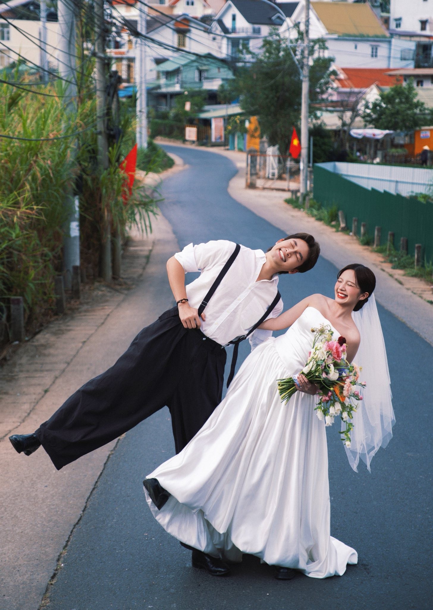 Đình Tú - Ngọc Huyền: Chuyện tình màn ảnh đi đến đám cưới cổ tích ngoài đời thực