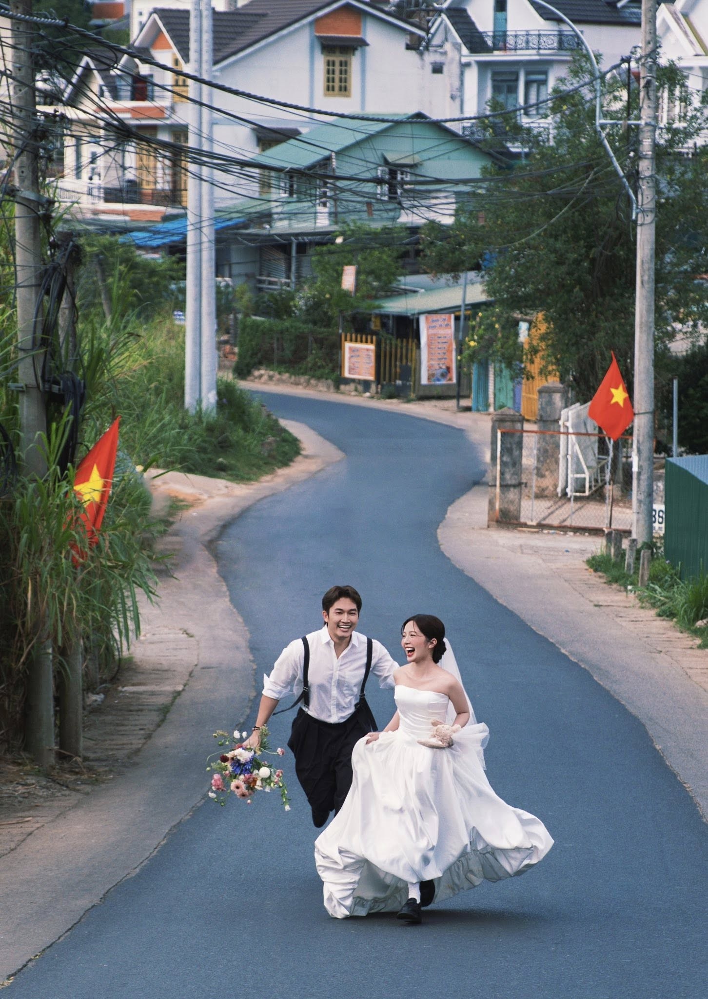 Đình Tú - Ngọc Huyền: Chuyện tình màn ảnh đi đến đám cưới cổ tích ngoài đời thực