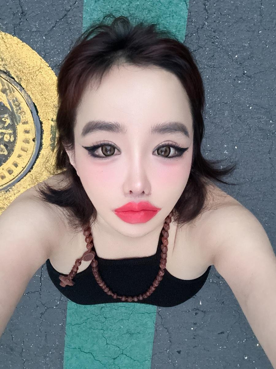 Park Bom (2NE1) gây lo ngại khi tiếp tục 'quấy rầy' Lee Min Ho