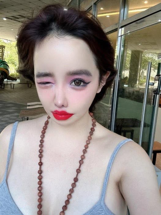 Park Bom (2NE1) gây lo ngại khi tiếp tục 'quấy rầy' Lee Min Ho