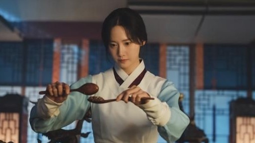 'Bon Appetit, Your Majesty' của YoonA chinh phục khán giả toàn cầu