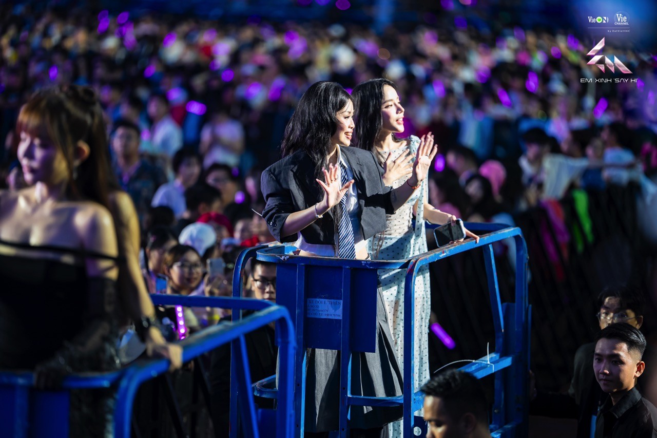 'Em xinh 'Say Hi' Concert - Đêm 1: 8 tiết mục sử dụng hệ thống bàn nâng lập trình, 30 món quà độc quyền từ các Em xinh