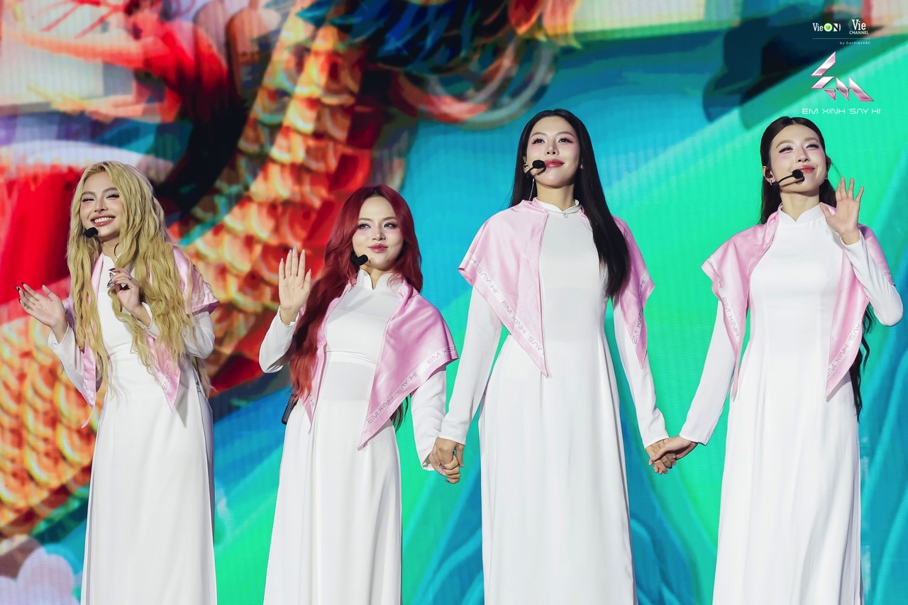 'Em xinh 'Say Hi' Concert - Đêm 1: 8 tiết mục sử dụng hệ thống bàn nâng lập trình, 30 món quà độc quyền từ các Em xinh