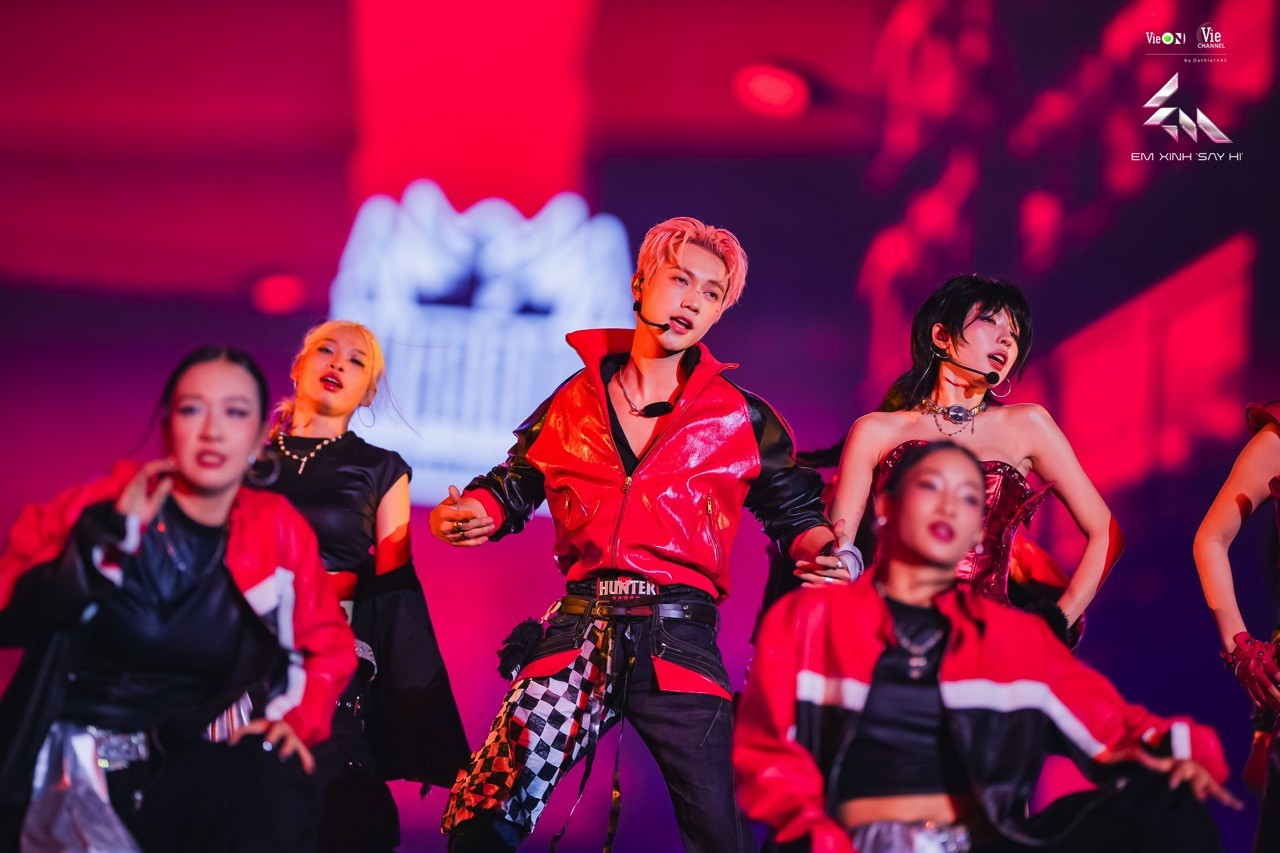 'Em xinh 'Say Hi' Concert - Đêm 1: 8 tiết mục sử dụng hệ thống bàn nâng lập trình, 30 món quà độc quyền từ các Em xinh