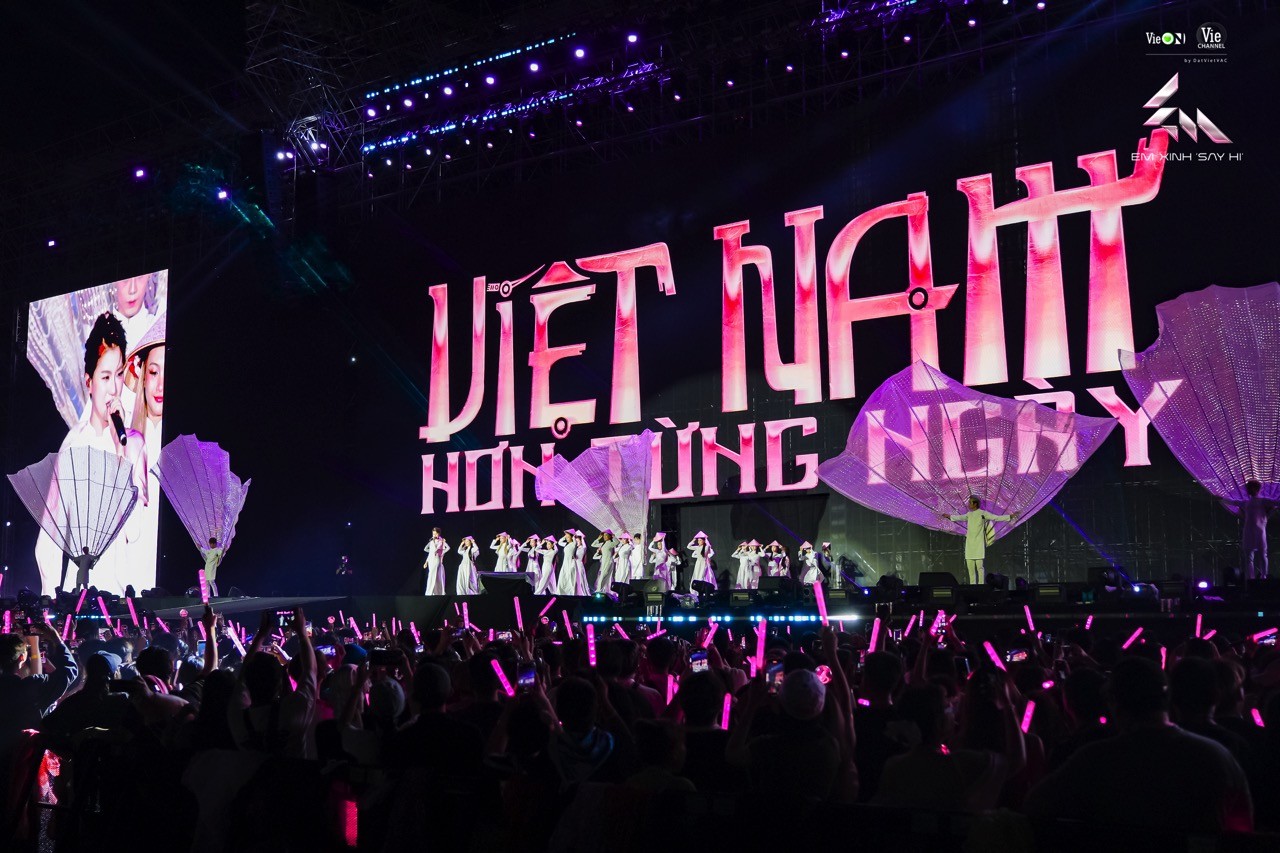 'Em xinh 'Say Hi' Concert - Đêm 1: 8 tiết mục sử dụng hệ thống bàn nâng lập trình, 30 món quà độc quyền từ các Em xinh