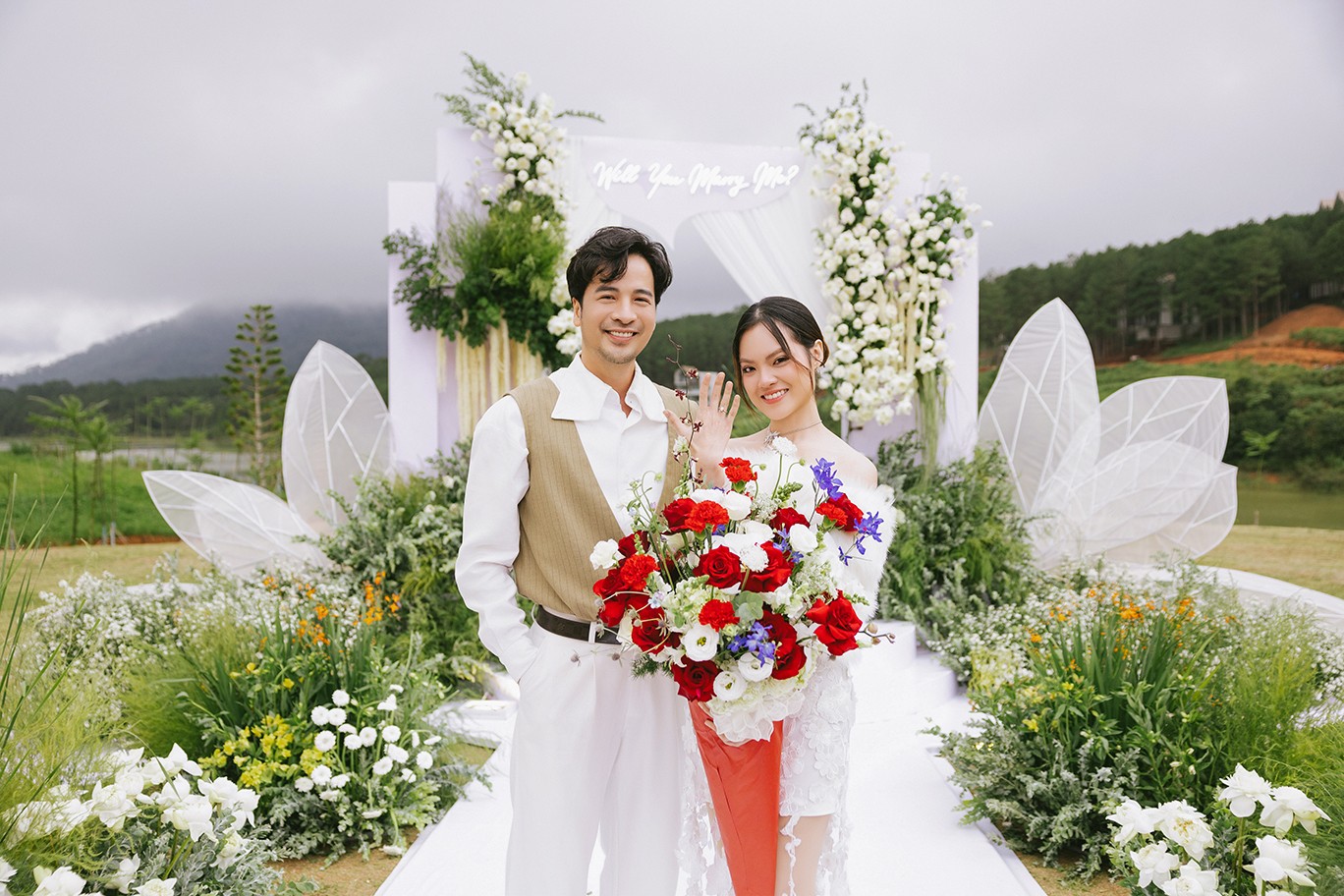 Đoàn Minh Tài trao nhẫn cầu hôn bạn gái là bác sĩ nha khoa