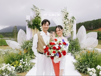 Đoàn Minh Tài trao nhẫn cầu hôn bạn gái là bác sĩ nha khoa