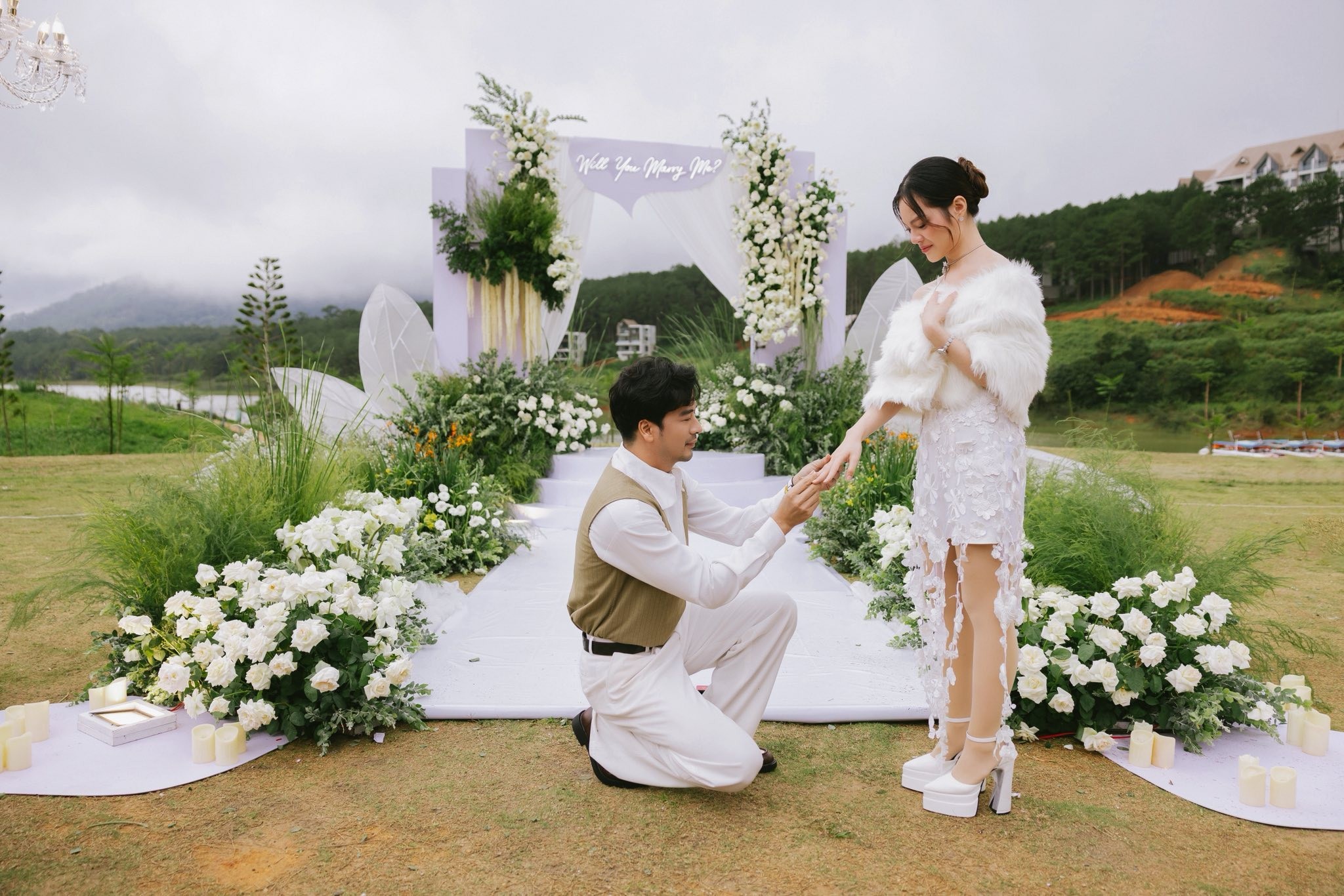 Đoàn Minh Tài trao nhẫn cầu hôn bạn gái là bác sĩ nha khoa