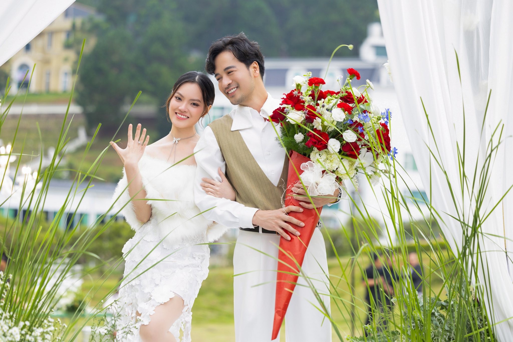 Đoàn Minh Tài trao nhẫn cầu hôn bạn gái là bác sĩ nha khoa