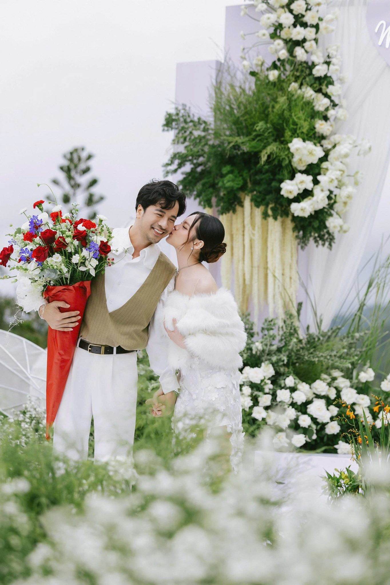 Đoàn Minh Tài trao nhẫn cầu hôn bạn gái là bác sĩ nha khoa