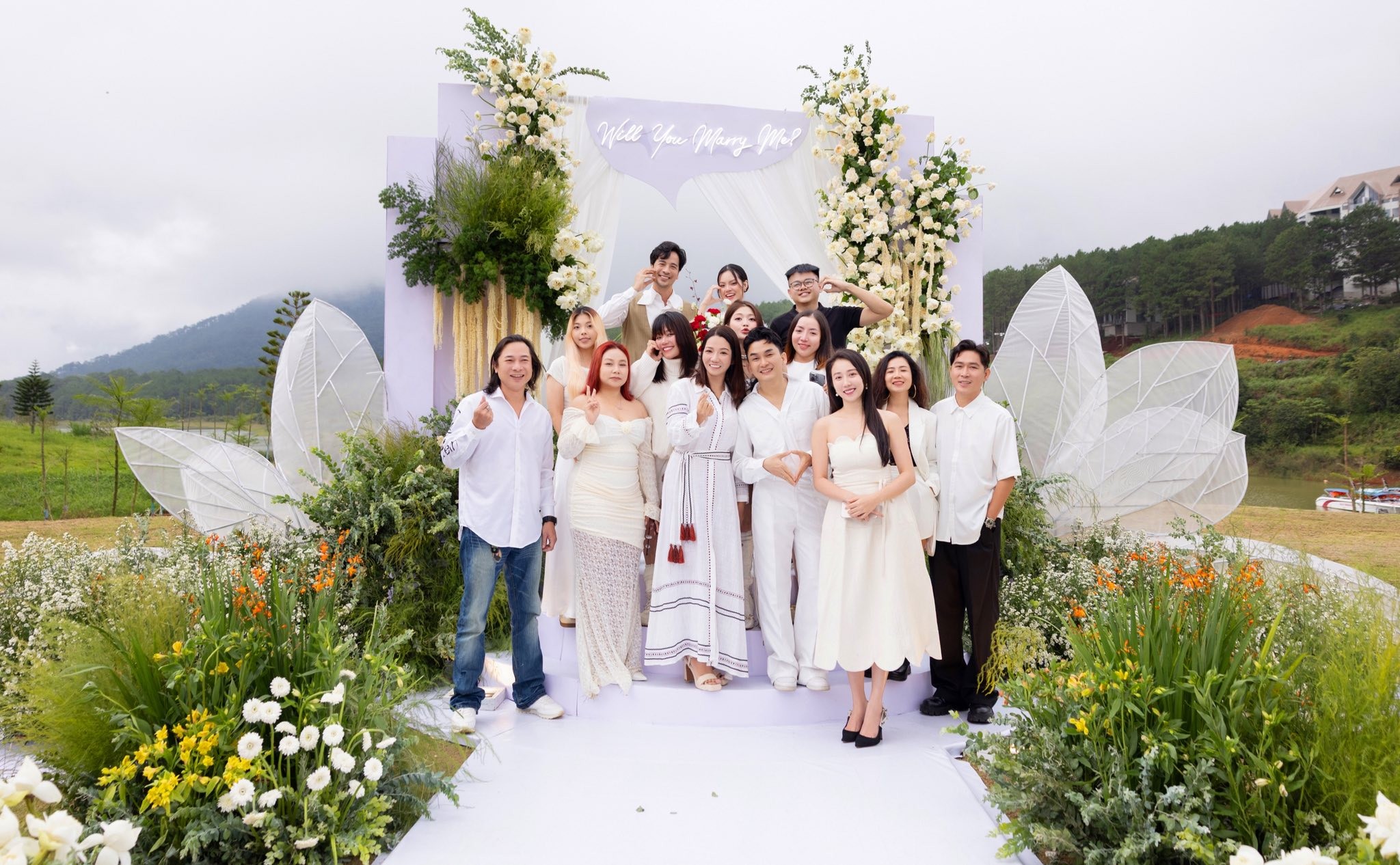 Đoàn Minh Tài trao nhẫn cầu hôn bạn gái là bác sĩ nha khoa