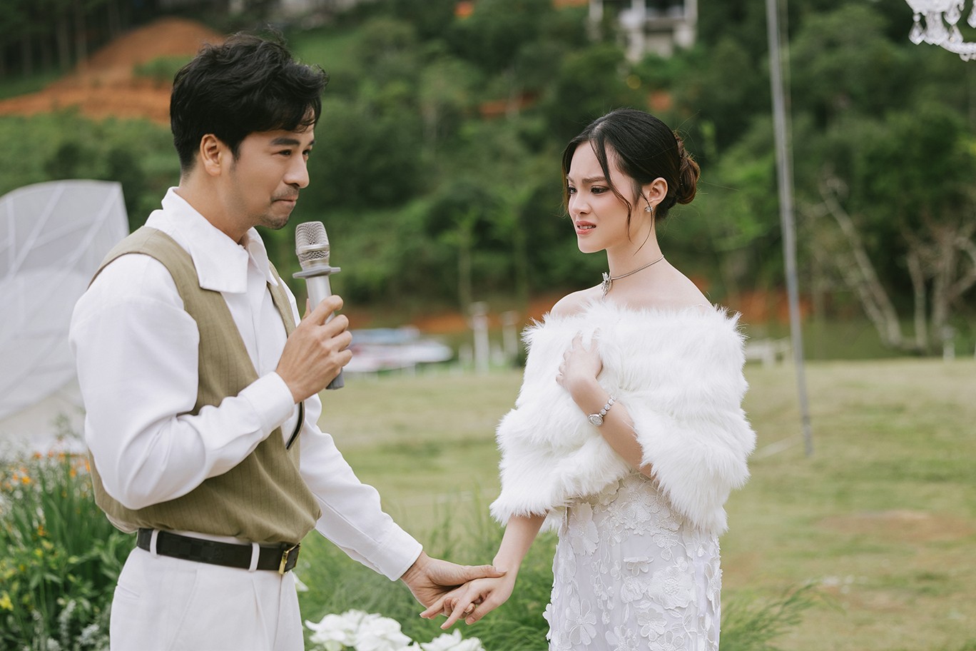 Đoàn Minh Tài trao nhẫn cầu hôn bạn gái là bác sĩ nha khoa